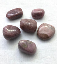 Lade das Bild in den Galerie-Viewer, Rhodonit Trommelstein,Wundheilstein,Notfallstein