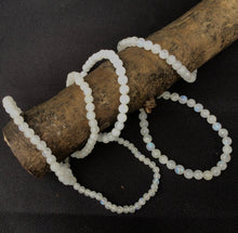 Lade das Bild in den Galerie-Viewer, Regenbogen-Mondstein/weißer Labradorit -Armband
