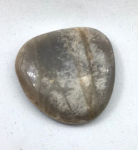 Lade das Bild in den Galerie-Viewer, Mondstein Trommelstein,Heilstein