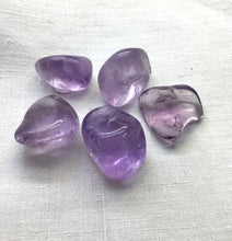 Lade das Bild in den Galerie-Viewer, Amethyst ( hell,durchscheinend)Trommelstein