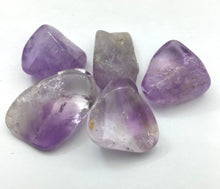 Lade das Bild in den Galerie-Viewer, Amethyst,dunkel(Cheffron)Trommelstein,Heilstein