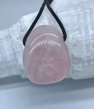 Lade das Bild in den Galerie-Viewer, Rosenquarz Trommelstein gebohrt - Steineladen Larimar