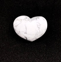 Lade das Bild in den Galerie-Viewer, Magnesit- Herz -Handschmeichler, Deko- Stein Geschenkidee