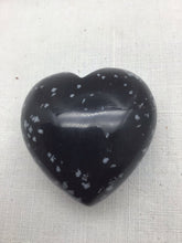 Lade das Bild in den Galerie-Viewer, Schneeflocken Obsidian Herz klein(30x30 mm),Handschmeichler