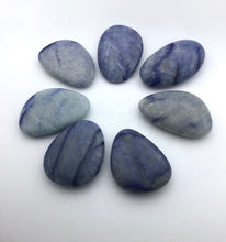 Lade das Bild in den Galerie-Viewer, Blauquarz,Aventurin blau Trommelstein