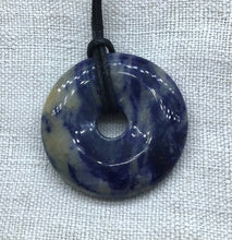 Lade das Bild in den Galerie-Viewer, Sodalith-Donut am Baumwollband