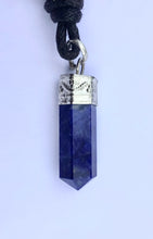 Lade das Bild in den Galerie-Viewer, Sodalith-Kristallspitze mit Metall(nickelfrei)gefasst am Baumwollband