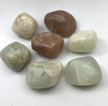 Lade das Bild in den Galerie-Viewer, Mondstein Trommelstein,Heilstein