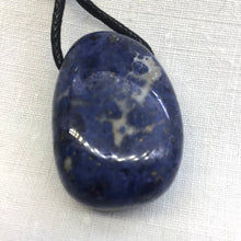 Lade das Bild in den Galerie-Viewer, Sodalith Stein gebohrt,am Baumwollband