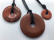 Lade das Bild in den Galerie-Viewer, Roter Jaspis Donut - Steineladen Larimar