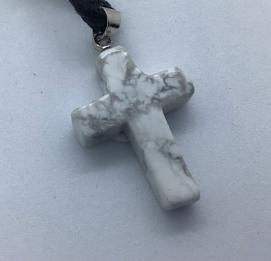 Magnesit (Howlith) Kreuz mit Öse - Steineladen Larimar