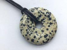 Lade das Bild in den Galerie-Viewer, Dalmatiner Jaspis(Dalmatinerstein)Donut - Steineladen Larimar
