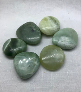Chinesische Jade ,Serpentin -Trommelstein