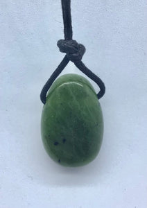 Nephrit  -Jade- Trommelstein gebohrt - Steineladen Larimar