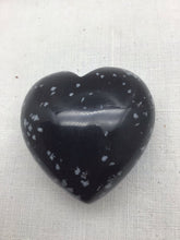 Lade das Bild in den Galerie-Viewer, Schneeflocken Obsidian Herz klein(30x30 mm),Handschmeichler

